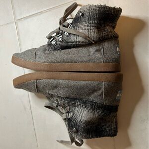 Toms grey Plaid Lace-Up Ankle Boots - Gray & Brown. EUC!
